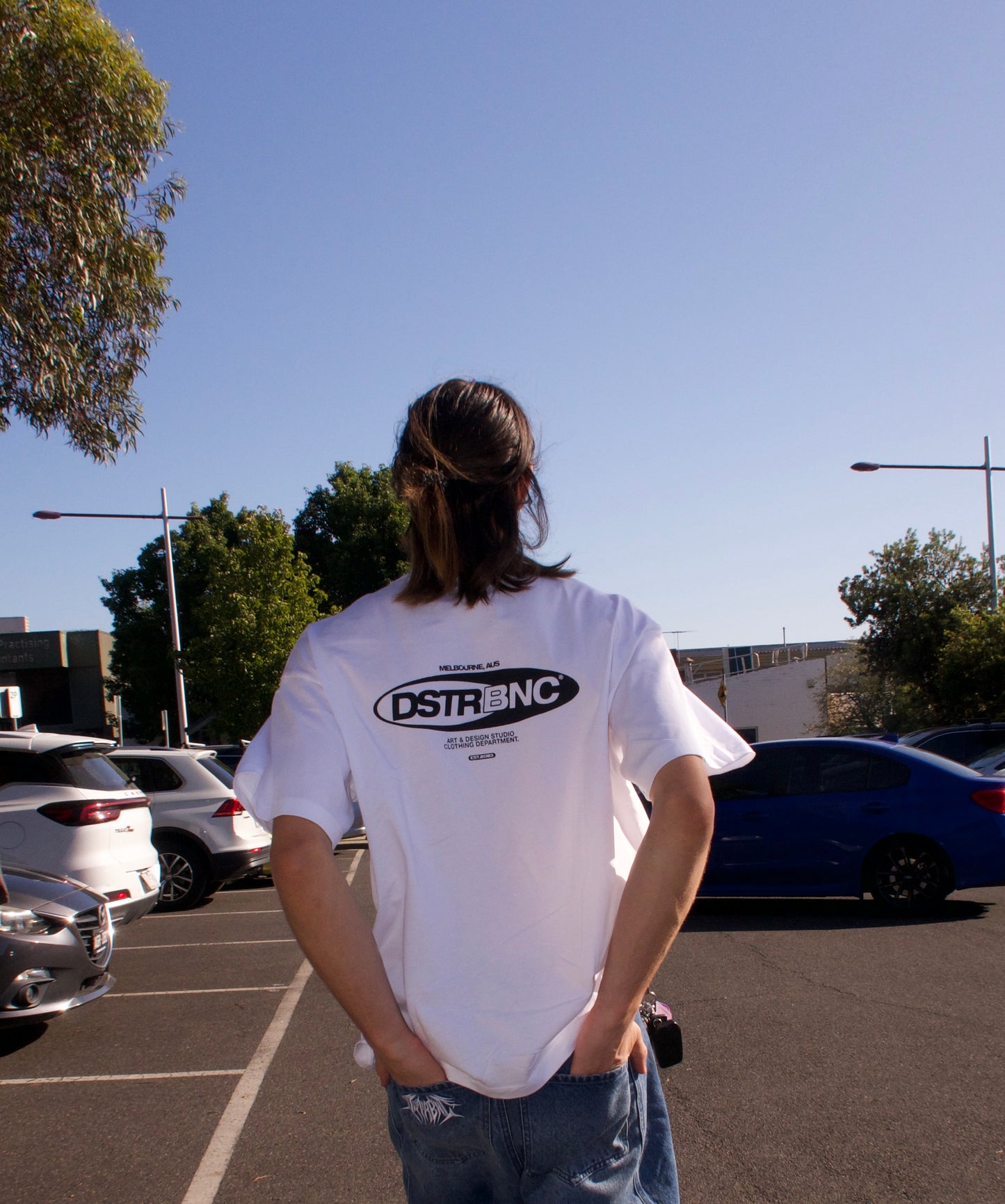 DSTRBNC LOGO TEE (WHITE)